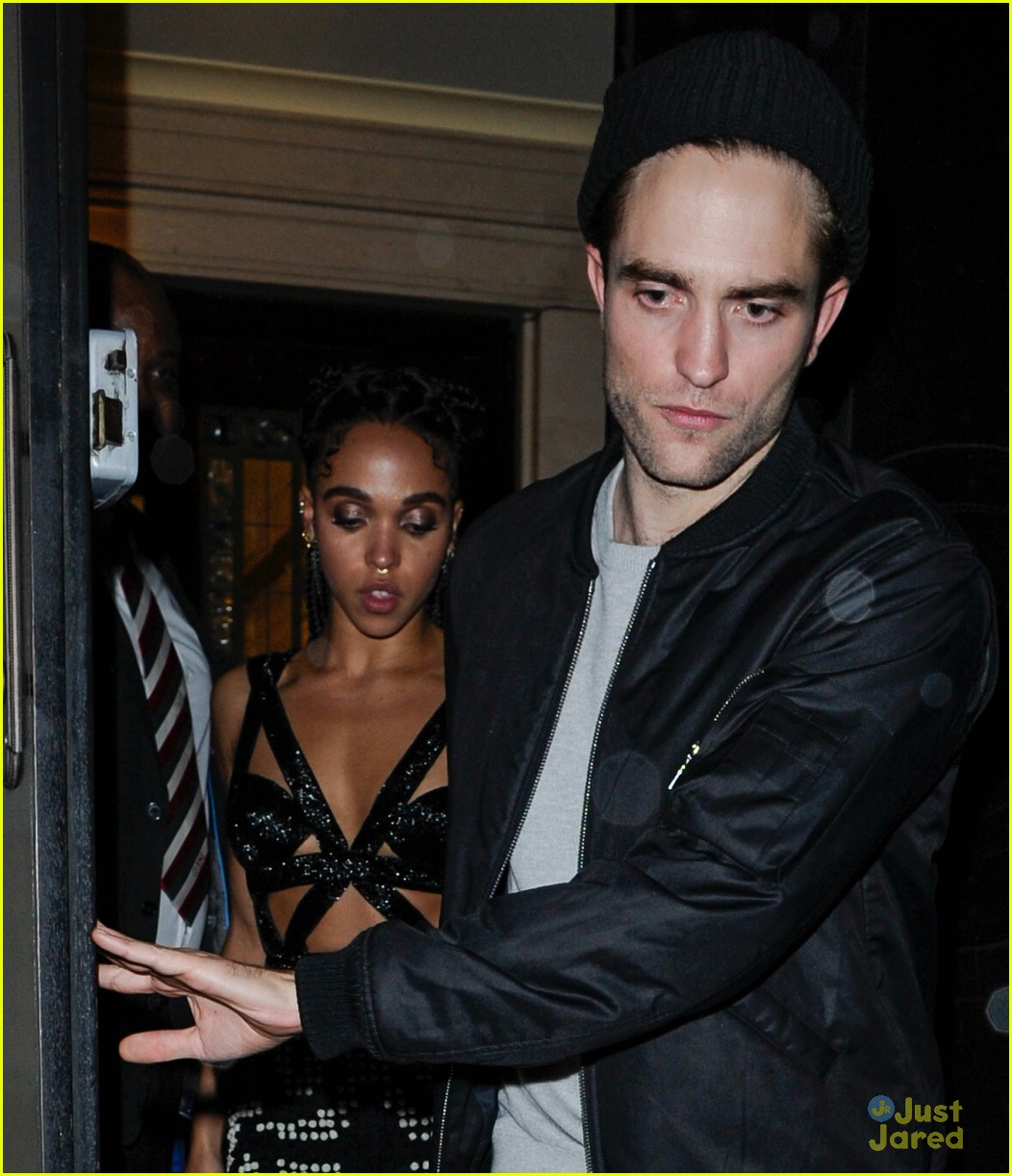 robert pattinson fka twigs hold hands at brit awards party 04
