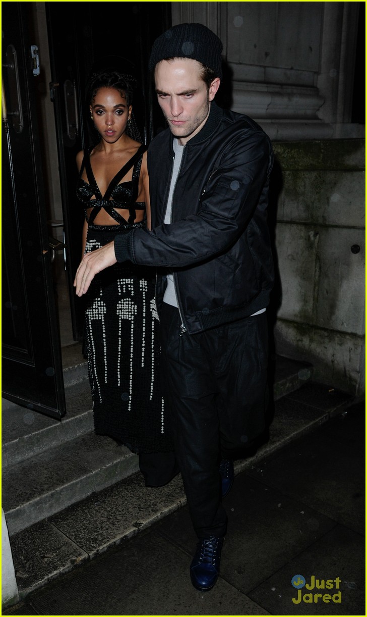 robert pattinson fka twigs hold hands at brit awards party 06