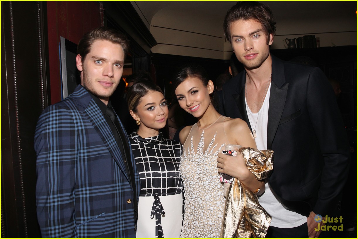 sarah hyland dominic sherwood vanity fairs young hollywood party 03
