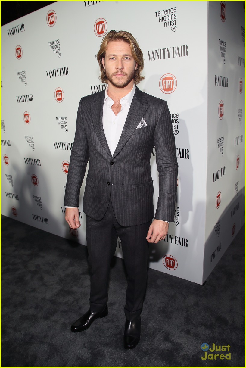 sarah hyland dominic sherwood vanity fairs young hollywood party 15