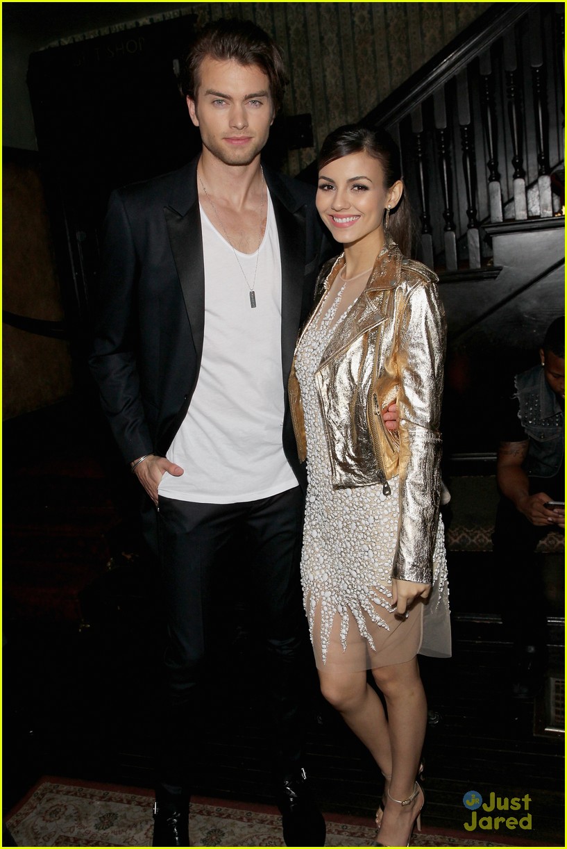 sarah hyland dominic sherwood vanity fairs young hollywood party 17