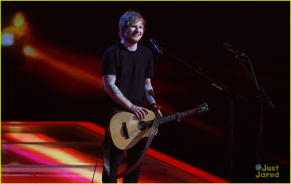 ed sheeran performs bloodstream brit awards 2015 02