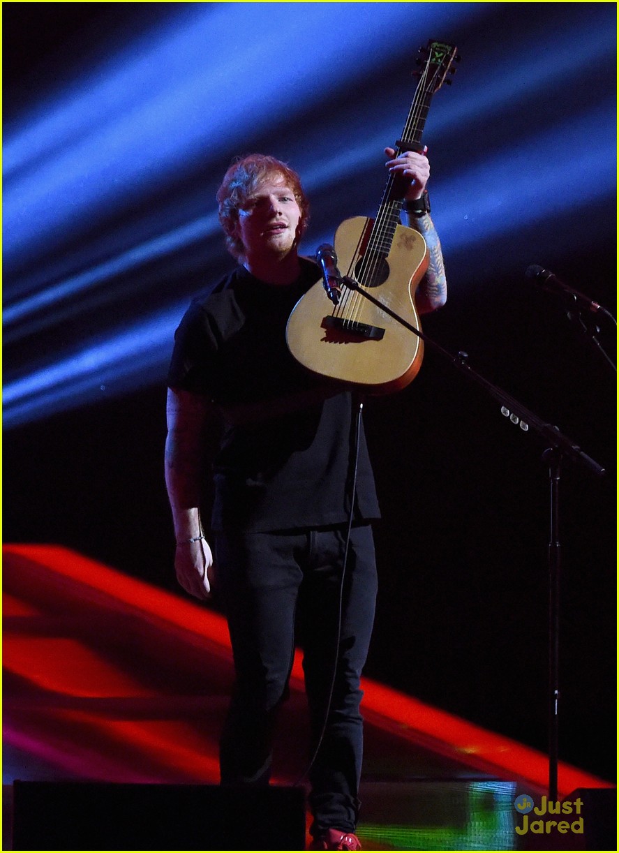 ed sheeran performs bloodstream brit awards 2015 04