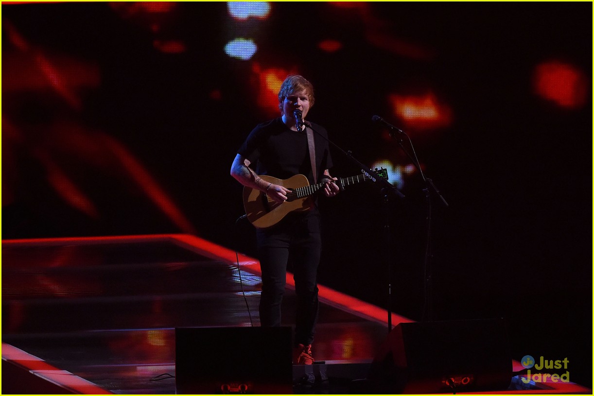 ed sheeran performs bloodstream brit awards 2015 07
