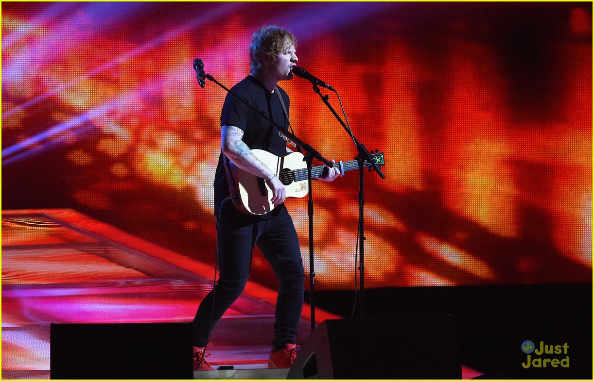 ed sheeran performs bloodstream brit awards 2015 09