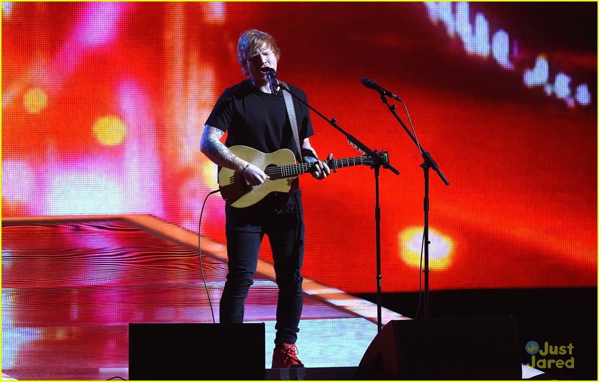 ed sheeran performs bloodstream brit awards 2015 10
