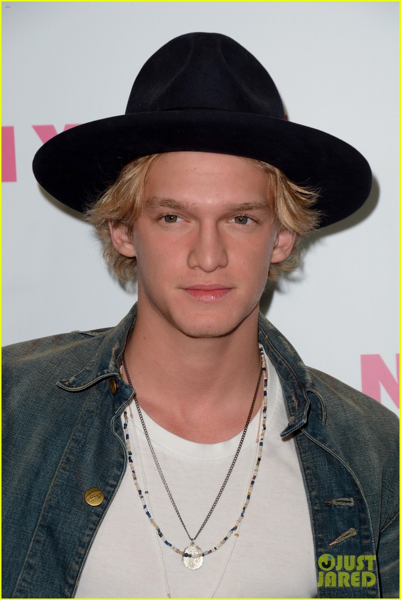 cody simpson derek hough kick off fashion week at fifty shades release party 05