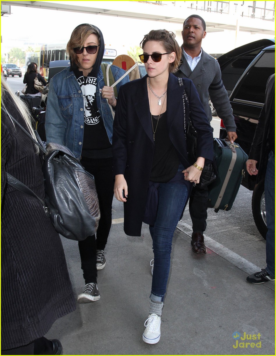 kristen stewart alicia cargile fly out together 01