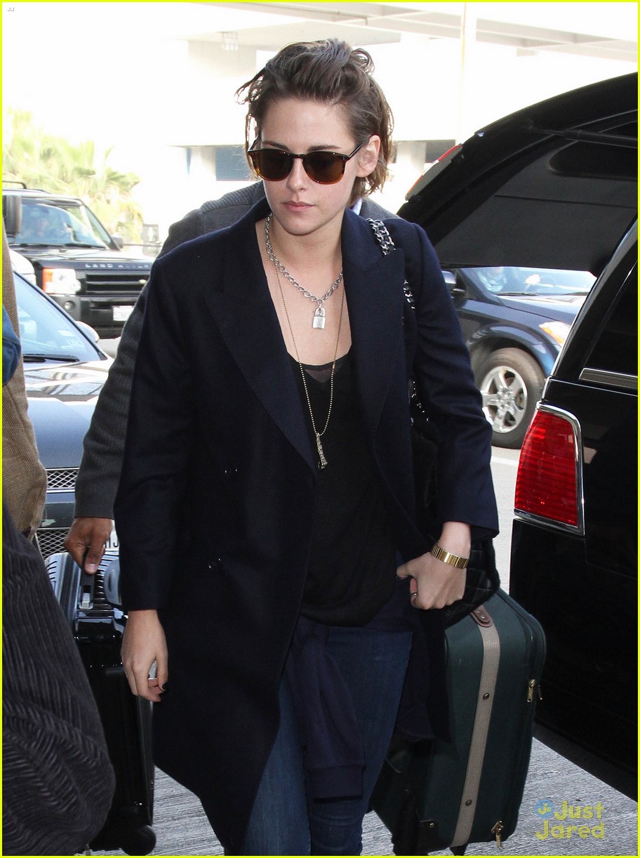 kristen stewart alicia cargile fly out together 02