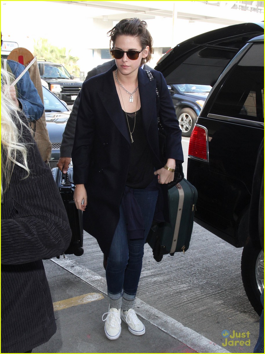 kristen stewart alicia cargile fly out together 06