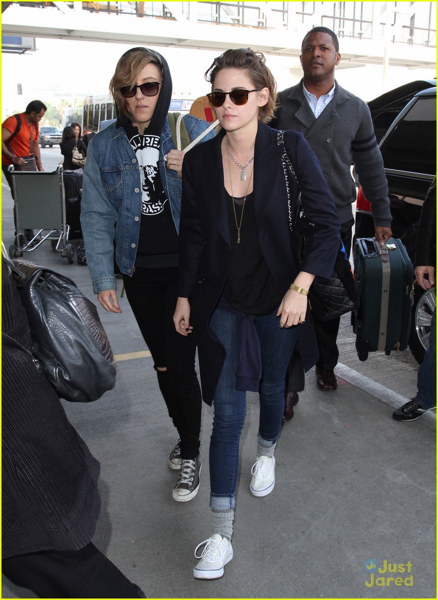 kristen stewart alicia cargile fly out together 08