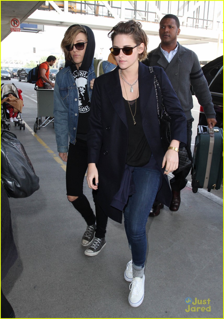 kristen stewart alicia cargile fly out together 09