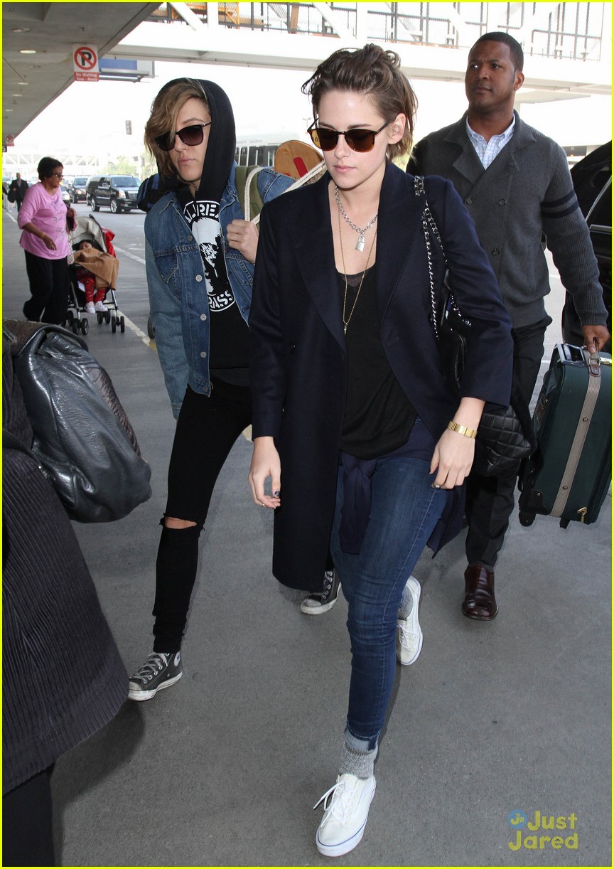 kristen stewart alicia cargile fly out together 11