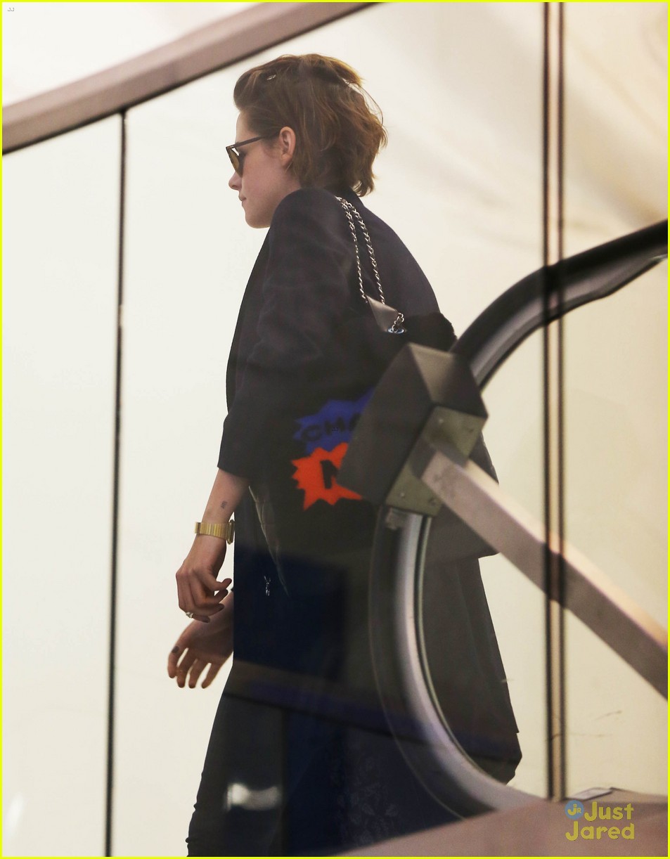 kristen stewart alicia cargile fly out together 12