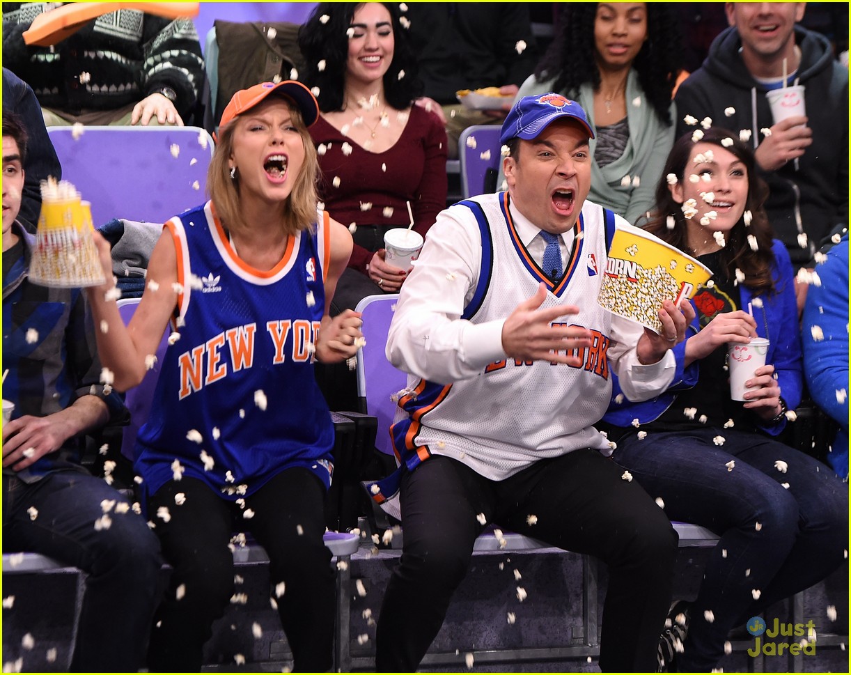 taylor swift does jumbotron dancing with jimmy fallon 06