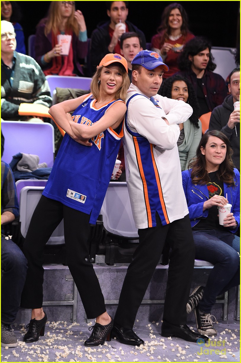 taylor swift does jumbotron dancing with jimmy fallon 09