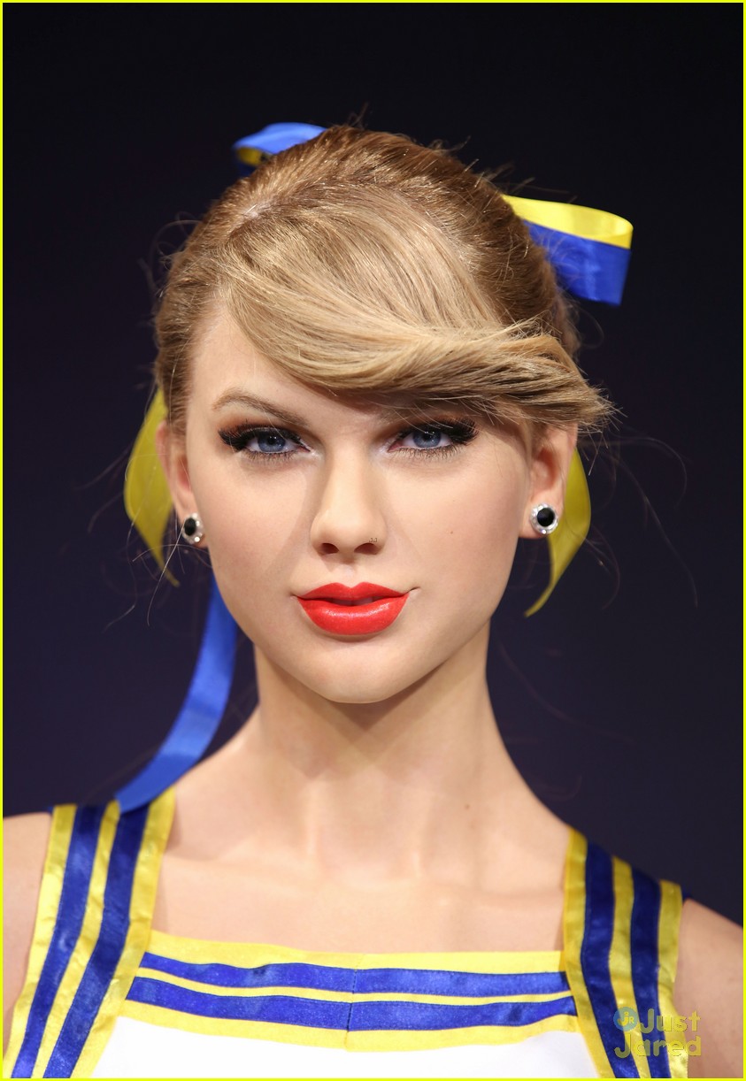 taylor swifts new wax figure makes its debut 04