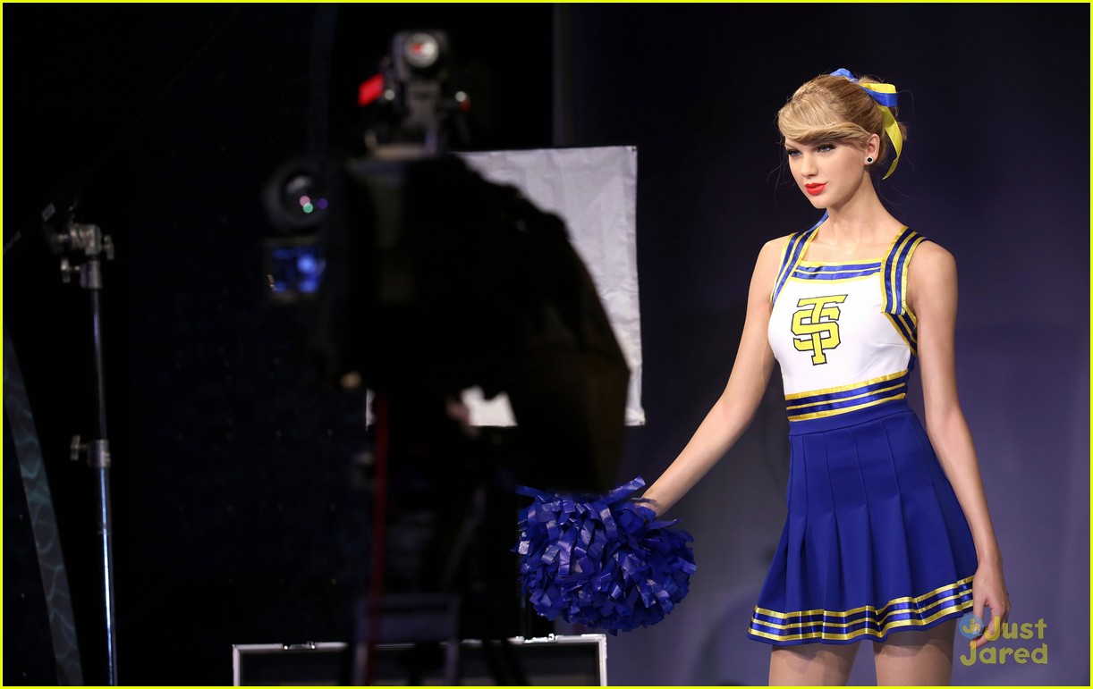 taylor swifts new wax figure makes its debut 06