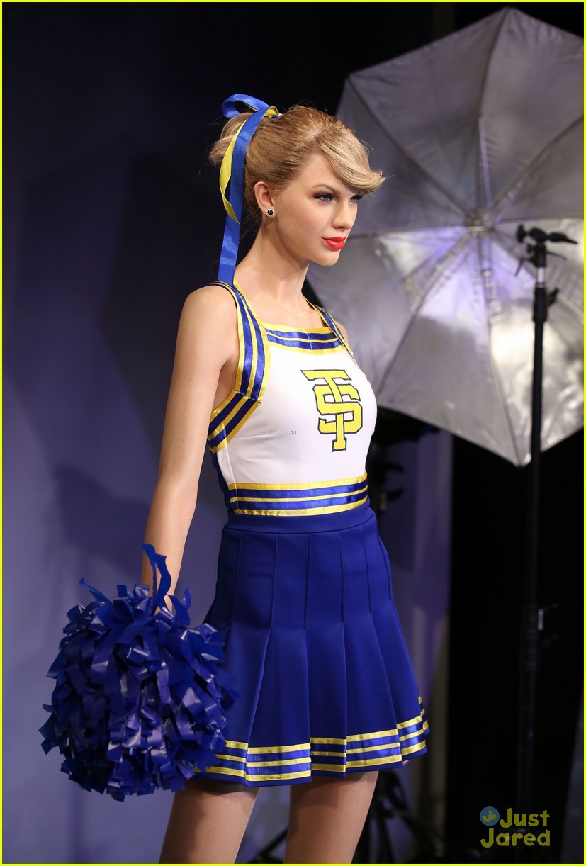 taylor swifts new wax figure makes its debut 07
