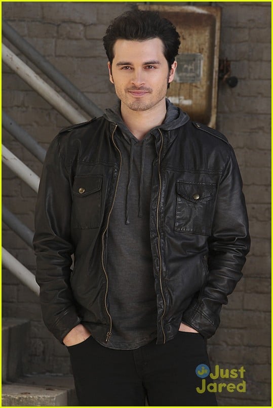 the vampire diaries jeremy leaving stay stills 02