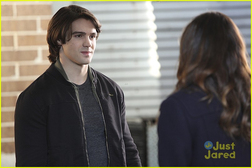 the vampire diaries jeremy leaving stay stills 09