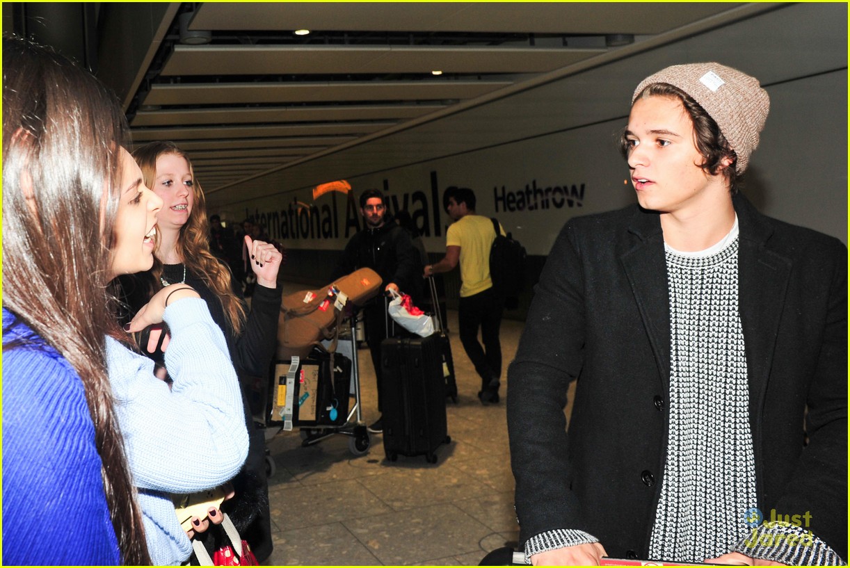 the vamps heathrow arrival after manila 03