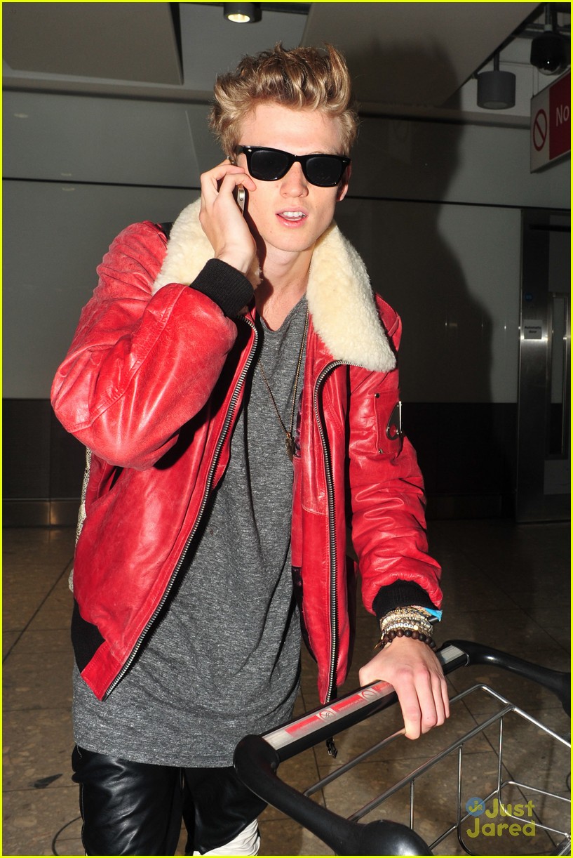 the vamps heathrow arrival after manila 04
