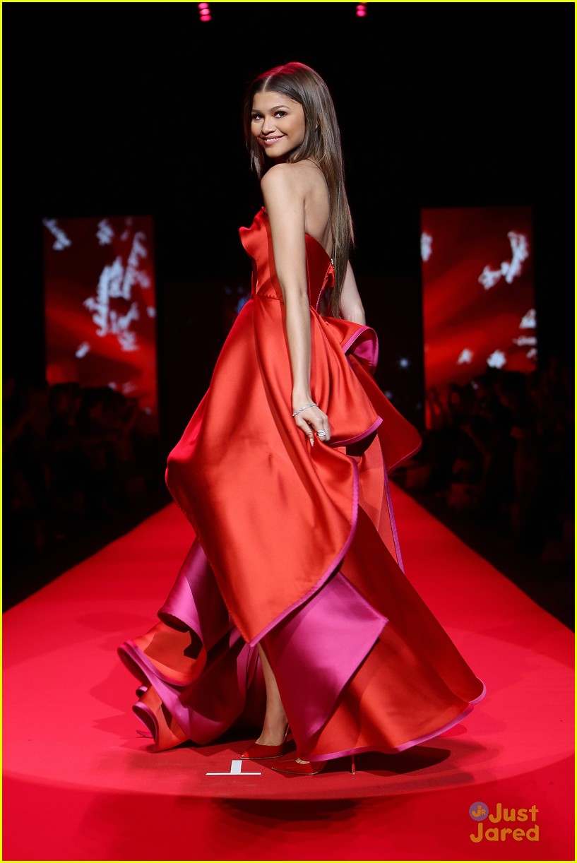 zendaya walks red dress fashion show nyfw 03