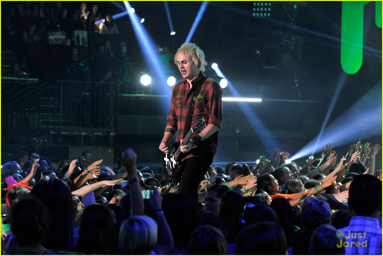 5 seconds of summer kcas performance video 04