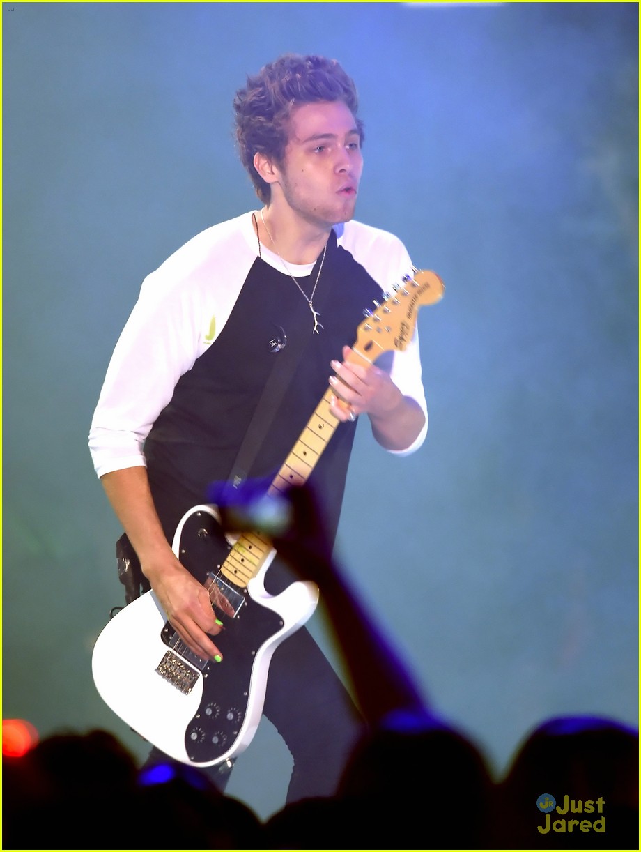 5 seconds of summer kcas performance video 08