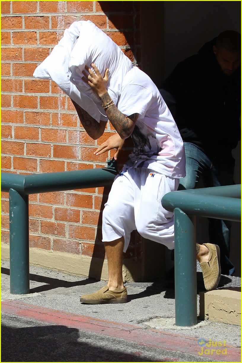 justin bieber covers his face with a pillow again 04
