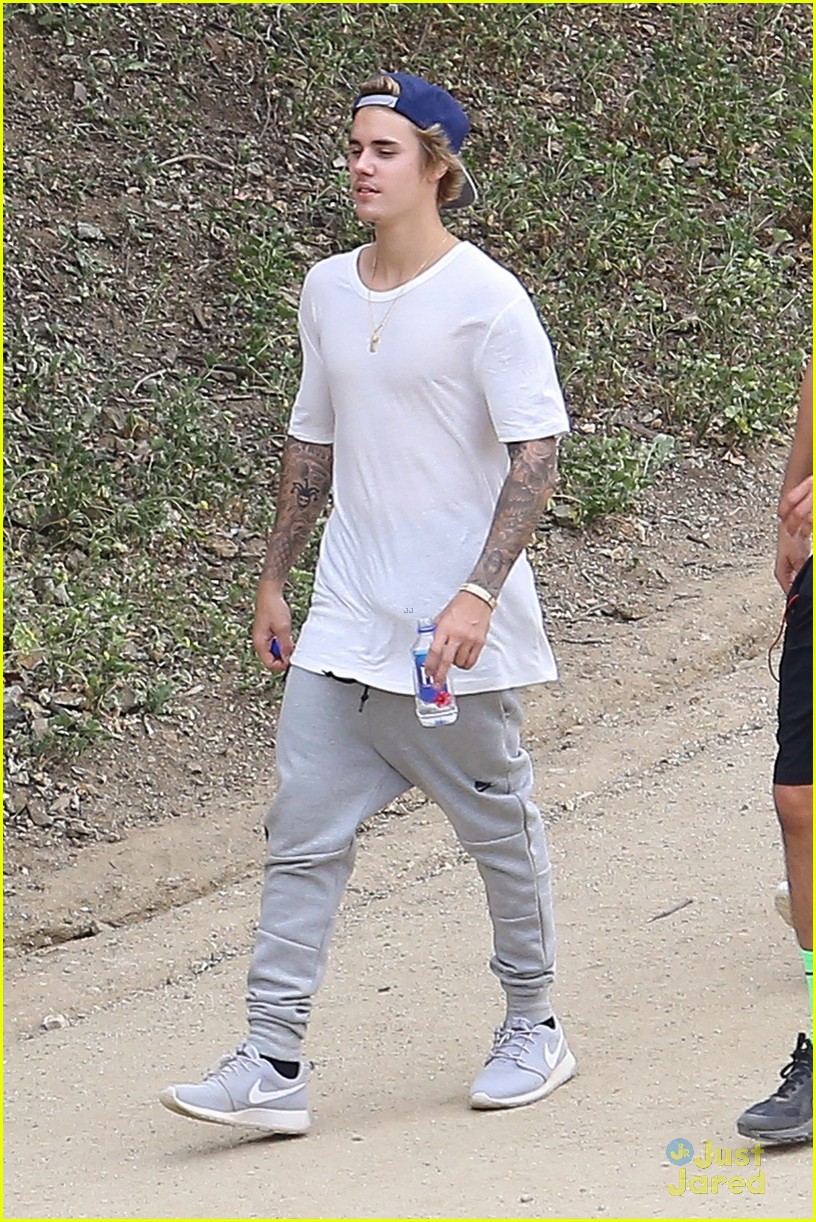 justin bieber covers his face with a pillow again 34