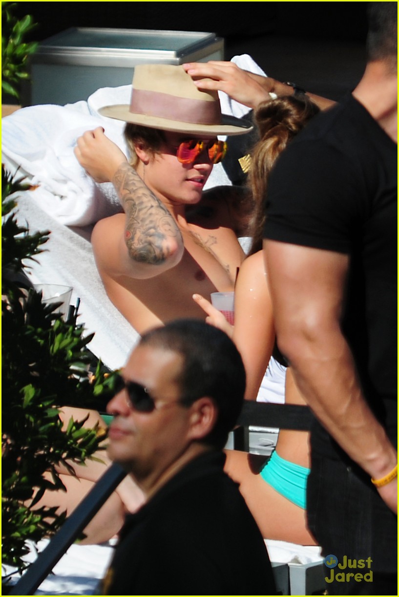 justin bieber relaxes poolside after mens health story 01
