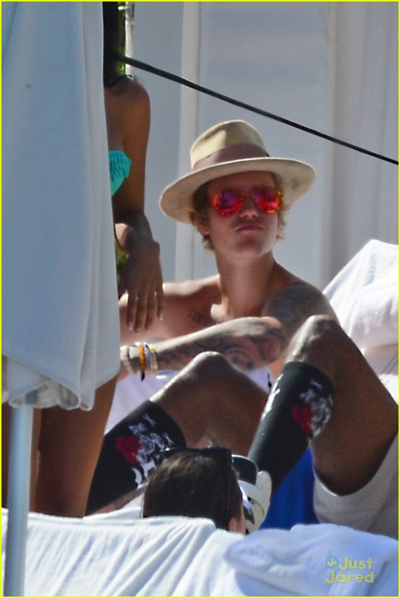 justin bieber relaxes poolside after mens health story 02