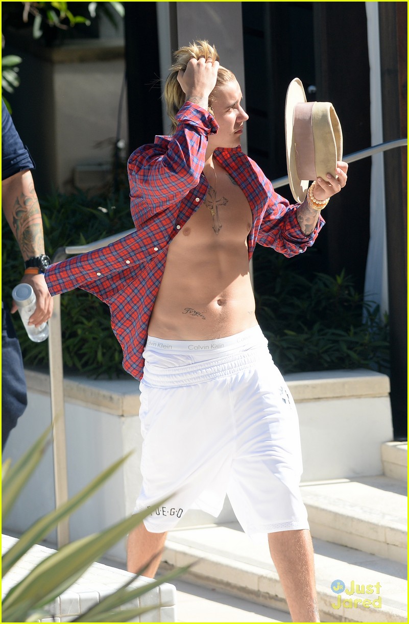 justin bieber relaxes poolside after mens health story 04