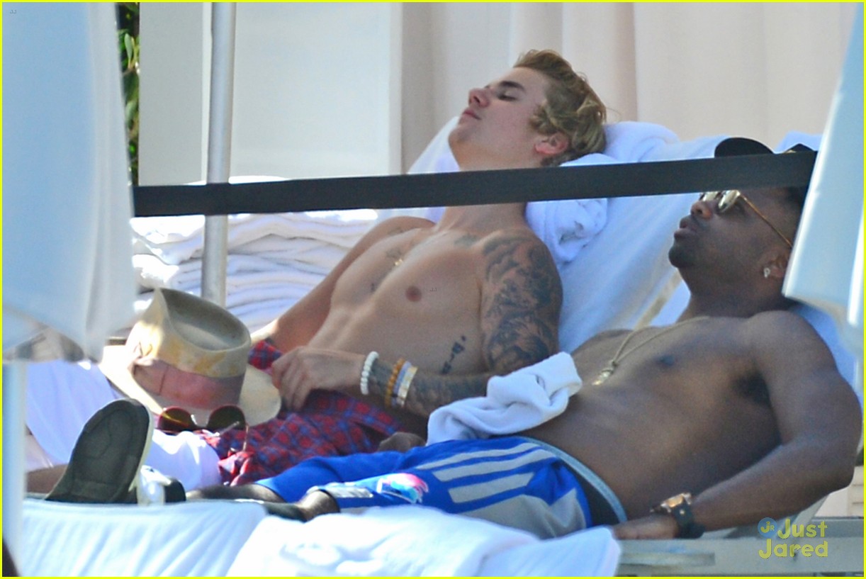 justin bieber relaxes poolside after mens health story 05