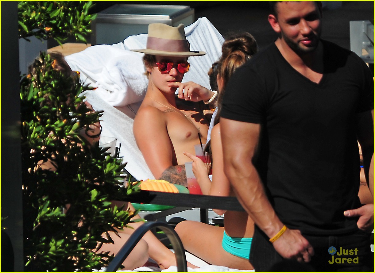 justin bieber relaxes poolside after mens health story 07