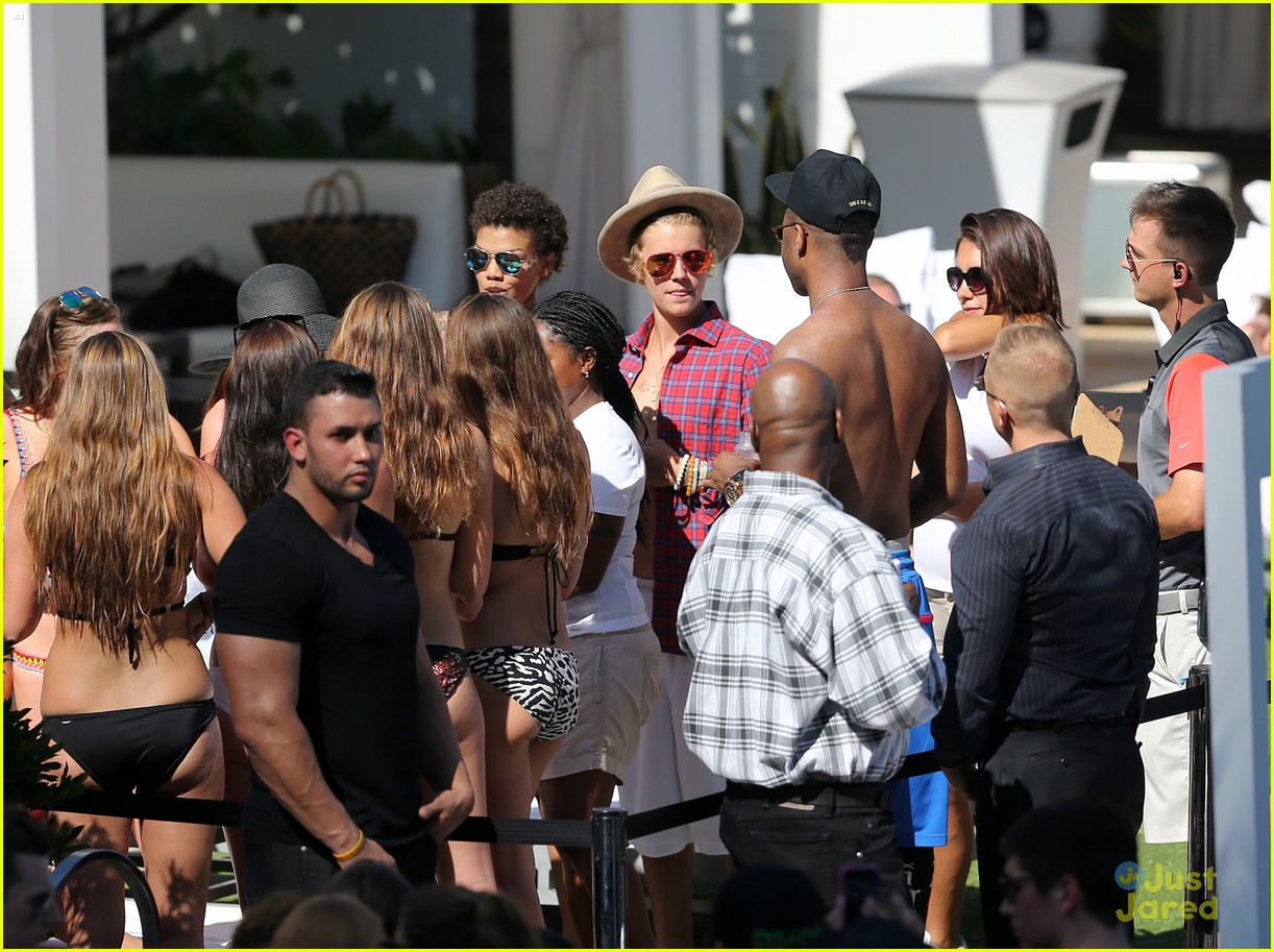 justin bieber relaxes poolside after mens health story 08