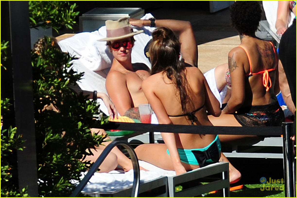 justin bieber relaxes poolside after mens health story 09