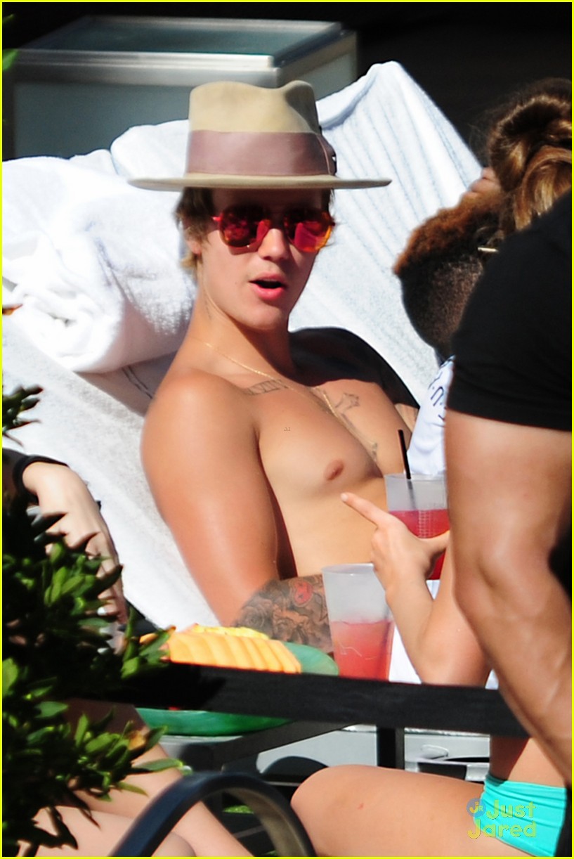 justin bieber relaxes poolside after mens health story 11