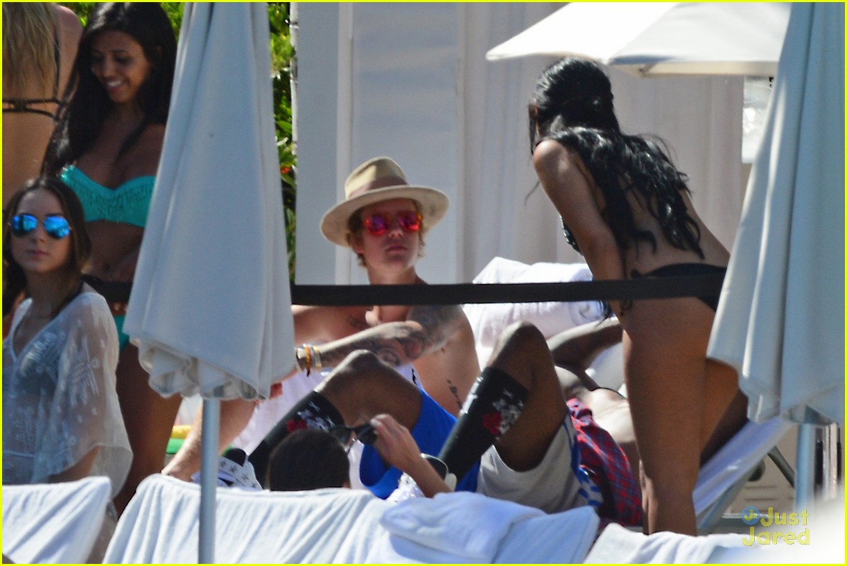 justin bieber relaxes poolside after mens health story 14
