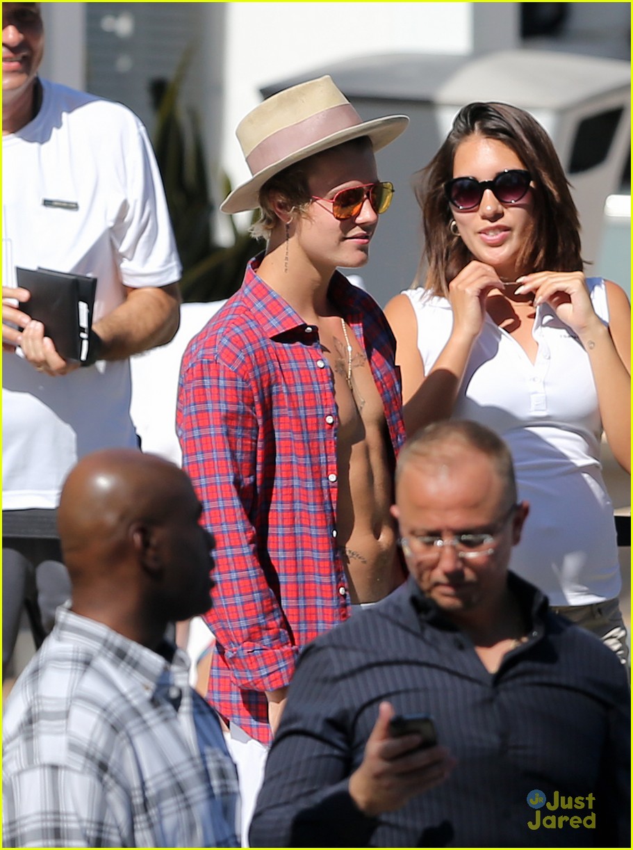 justin bieber relaxes poolside after mens health story 15
