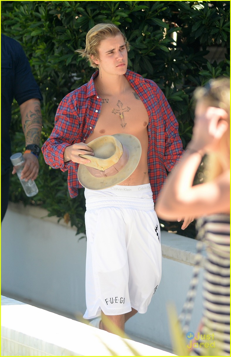 justin bieber relaxes poolside after mens health story 16