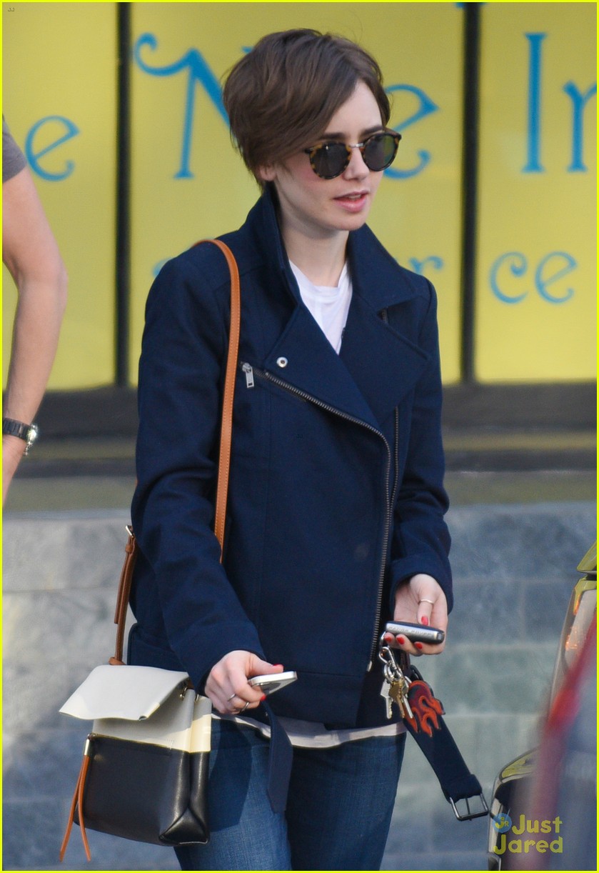 lily collins catches up with mom 06