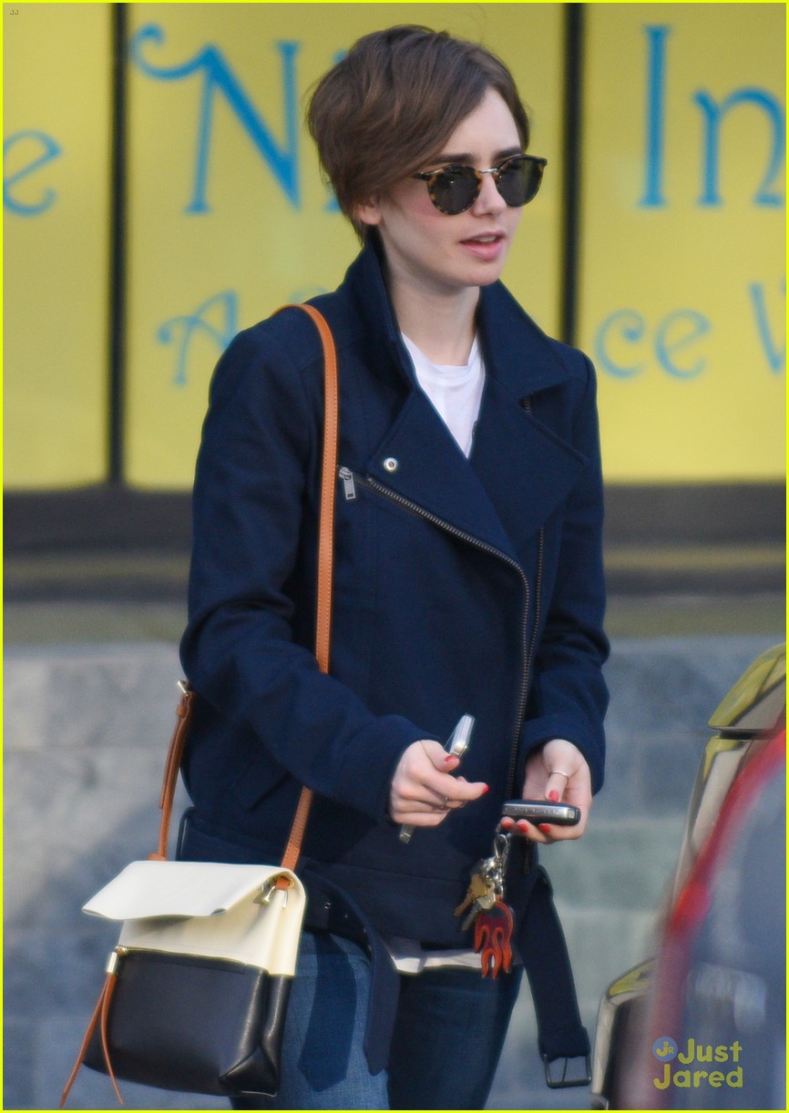 lily collins catches up with mom 16