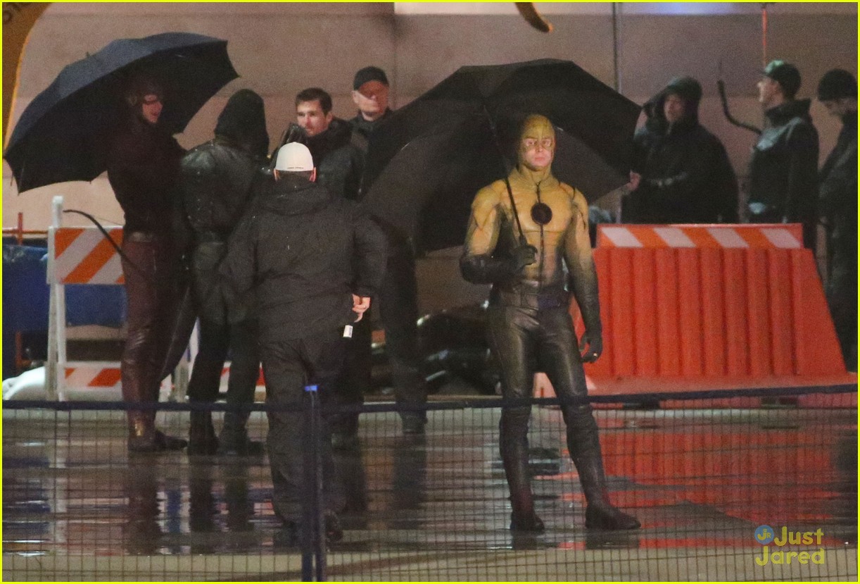 grant gustins flash fights reverse flash photos 13