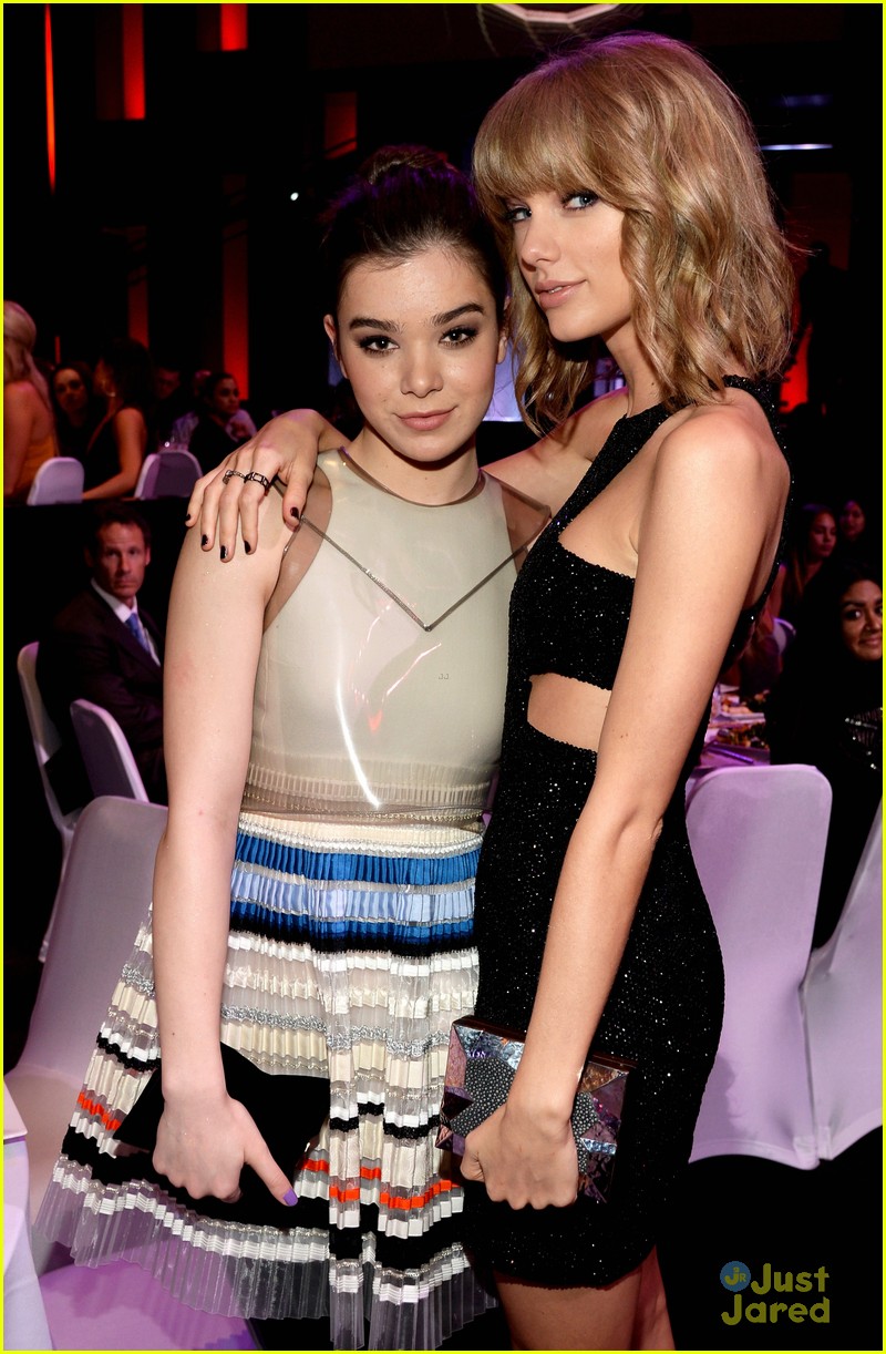 hailee steinfeld pitch perfect iheartradio music awards 02