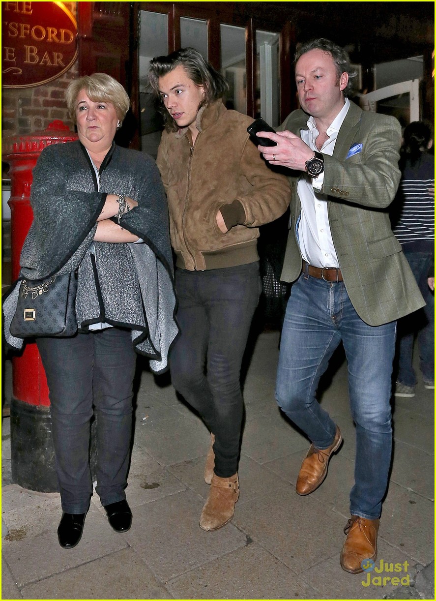 harry styles takes mom anne dinner cheshire 02