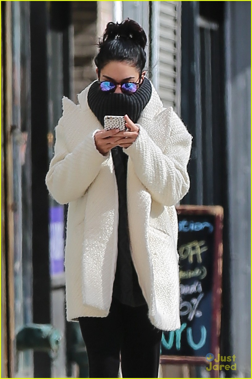 vanessa hudgens gets nails done before first preview 02
