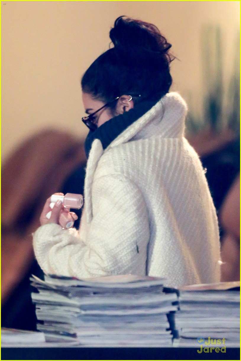 vanessa hudgens gets nails done before first preview 09